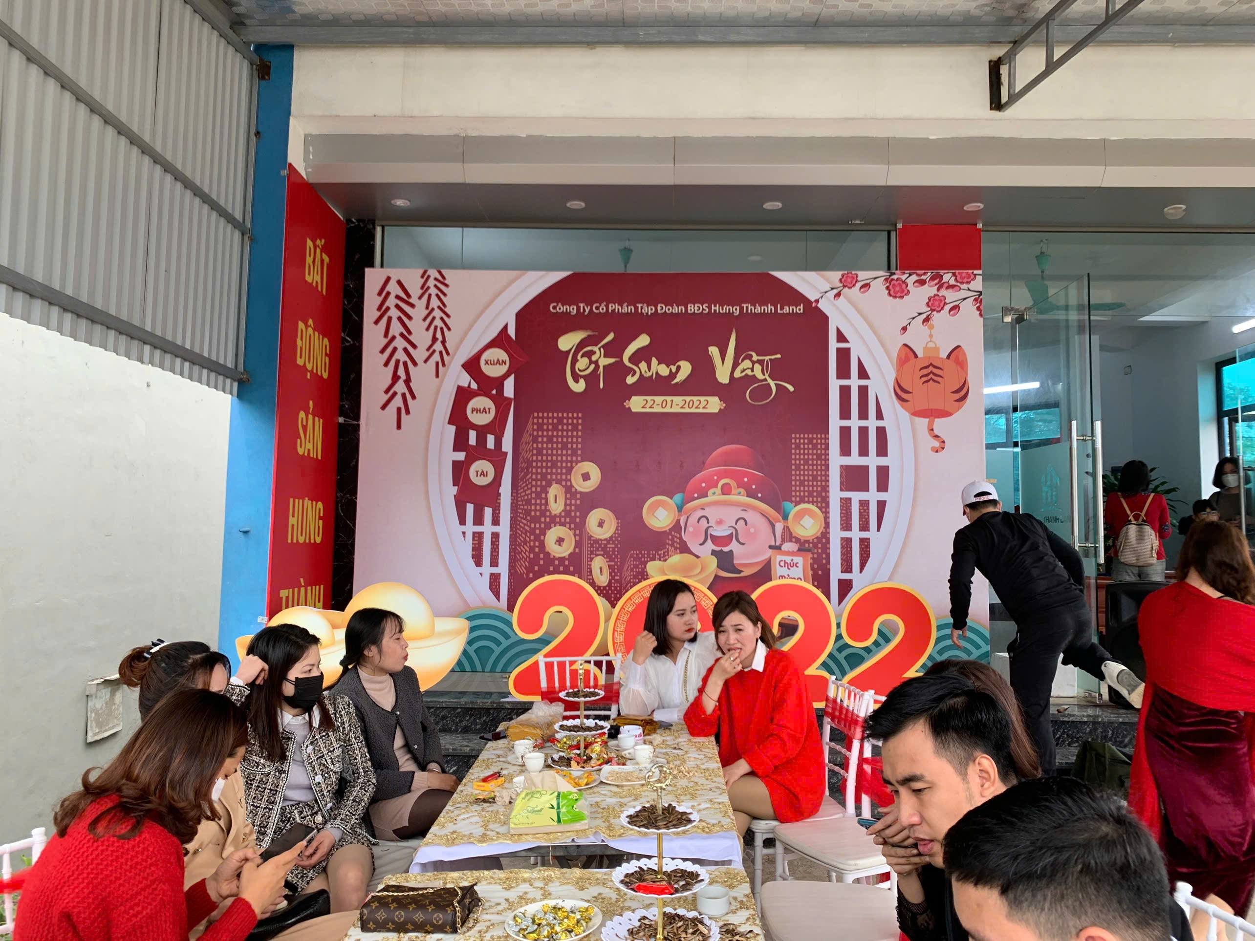 Trang trí Tết 2027 ở đường Hoàng Đạo Thúy, Hà Nội